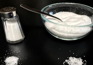 Кулинарни суеверия със сол