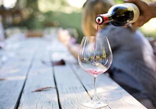 Учени доказаха, че пиенето на вино пази от covid-19