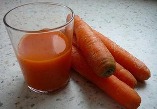 Сокът от моркови по-полезен от директната им консумация