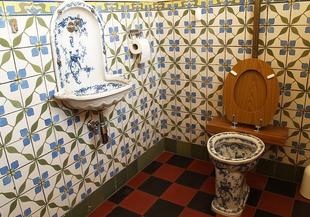 „Черно ако“ и „Гадост номер 2“ сервира „Магическа тоалетна“ в Ел Ей