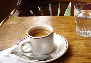 Кафе и вестник в една чаша
