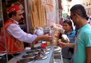 Шантав продавач на сладоледи жонглира с храна