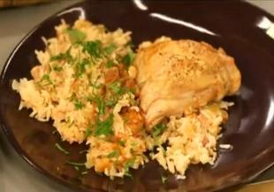 Пилешки бутчета с ориз, фъстъци и праз лук