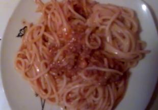 Спагети с масло, кайма и винен сос
