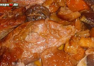 Свински джолан с кисело зеле, гъби и моркови
