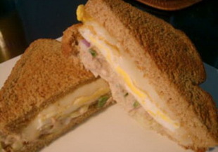 Сандвич със салата с риба тон
