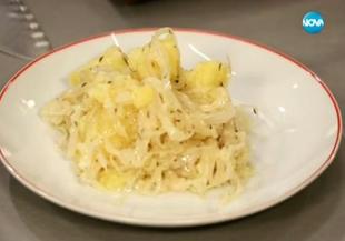 Немска салата с кисело зеле и картофи