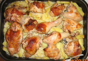 Печено пиле с картофи, лук и сметана