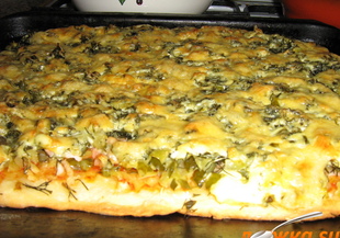 Пица с шунка, краставички и лук