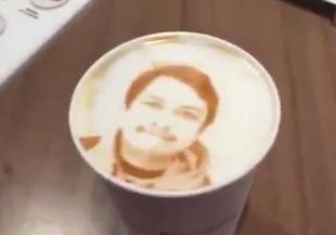 Кафе машина принтира лице върху напитка