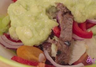 Питателна зелена салата с месо и авокадо
