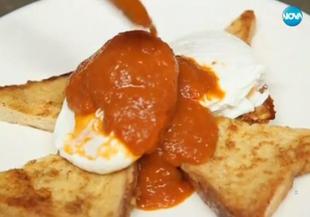 Пържени филийки с доматен сос и яйца