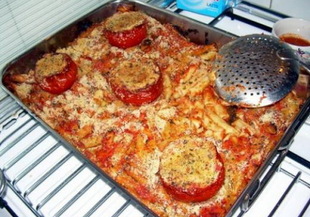 Макарони на фурна с пълнени домати