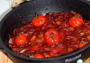 Тиквички с патладжани и чушки в доматен сос