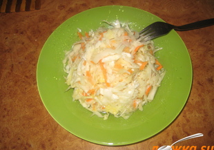 Кисела маринована салата от зеле и моркови