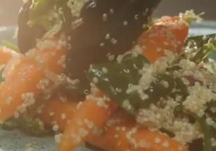 Здравословна салата от киноа със спанак и моркови