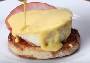 Яйца Бенедикт - уникален сандвич за закуска
