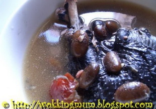 Супа с черно пиле и черен боб