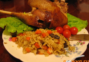 Печена пълнена гъска с ориз и зеленчуци