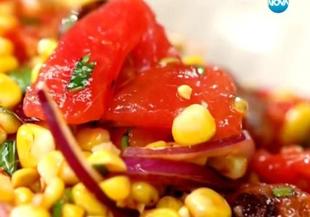 Испнаска салата с домати, чоризо и царевица