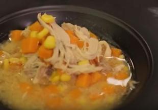 Пилешка супа с царевица и тиква