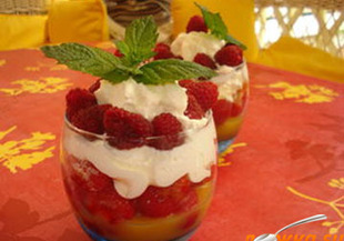 Десерт с ягоди, бита сметана и ванилия