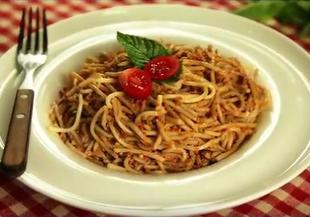 Вегетариански спагети с ядки, домати и каперси