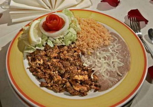 Тортилени рула с яйца и чоризо по мексикански