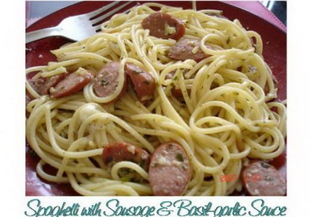 Спагети с наденички и сос от босилек и чесън