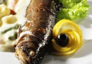 Печена риба със сметаново-зеленчуков сос