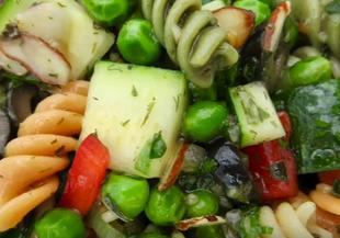 Шарена салата с макарони и зеленчуци