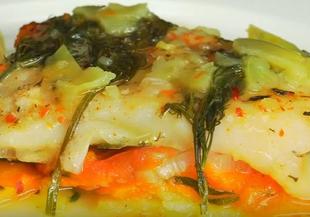 Печен пангасиус върху зеленчуци