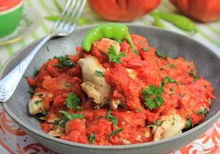 Пиле с домати и чушки по български