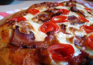 Пица с домат и бекон