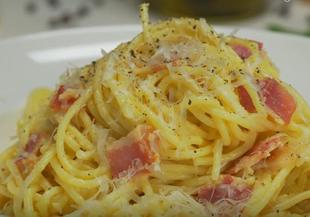 Спагети с бекон, пармезан и жълтъци