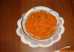 Корейска салата с моркови, орехи и чесън