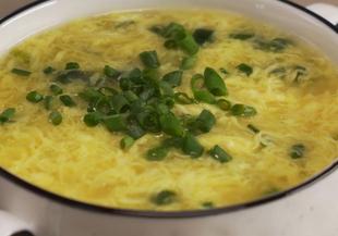 Диетична яйчена супа с пресен лук