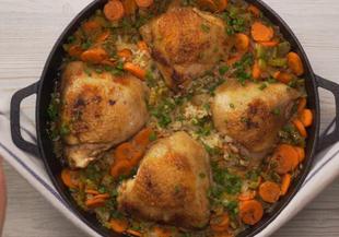 Пилешки бутчета с ориз, моркови и целина