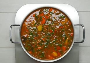 Гулаш - яхния от телешко със зеленчуци и сос