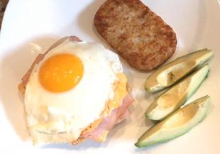 Американски сандвич за закуска със сирена, яйце и колбас
