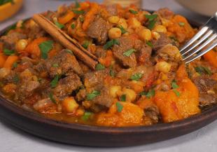 Месо по марокански с нахут в доматен сос