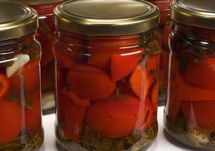 Цели домати в буркани с чесън и подправки