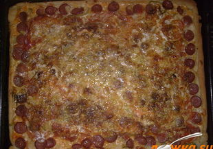 Пица с колбас, гъби и моцарела