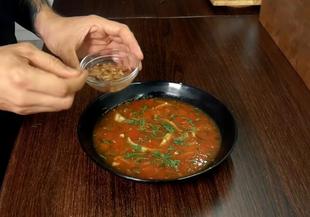 Пилешка супа с печени чушки и домати