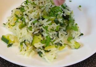 Гарнитура от ориз с тиквички, спанак и целина