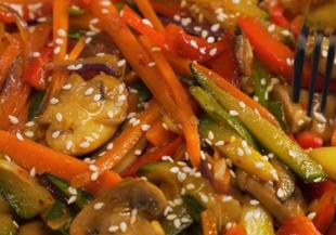Пикантен азиатски микс от зеленчуци на тиган