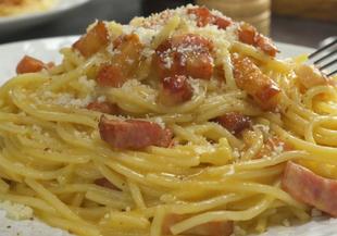 Спагети с бекон и сос от жълтъци