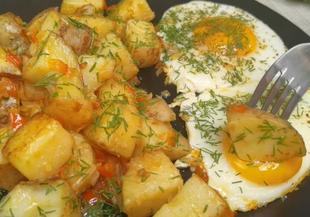 Сотирани картофи с яйца и чесън