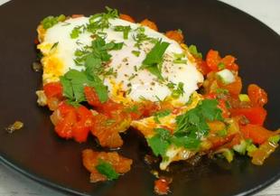 Мароканска закуска с яйца и зеленчуци