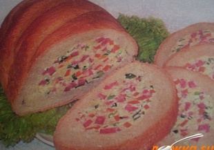 Пълнен сандвич с колбас и сирене
